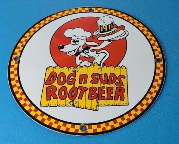 VINTAGE DOG N SUDS PORCELAIN SODA BEVERAGE ROOT BEER MUG GAS PUMP PLATE SIGN 305762958482