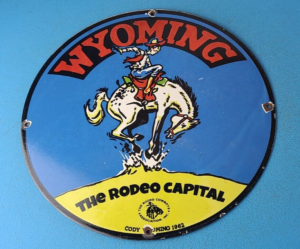 VINTAGE RODEO COWBOY PORCELAIN CODY WYOMING GAS SERVICE STATION PUMP PLATE SIGN 305151729043